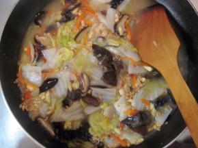 临出锅时撒入枸杞子，再煮一分钟关火，加少许鸡精调味。