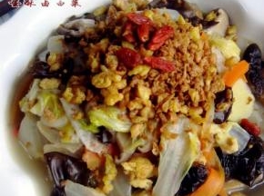 表面撒上余蛋酥。成品