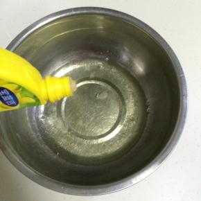 在蛋白中加入几滴柠檬汁。