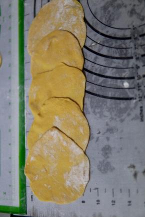 五个圆形的皮依次叠好，如图所示（一个一个压）