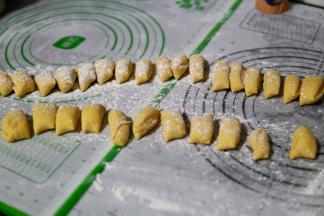 发酵好的面团取出来切成适量等量大小