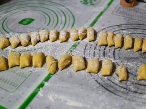 发酵好的面团取出来切成适量等量大小