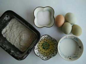 秤量好所有材料，蛋白和蛋黄分离，蛋白放冰箱冷藏备用