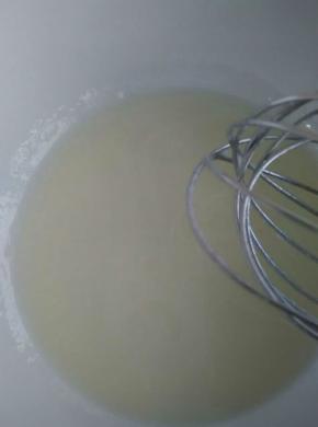 牛奶和油加10克糖充分乳化