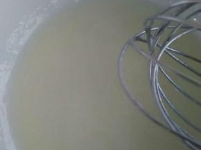 牛奶和油加10克糖充分乳化