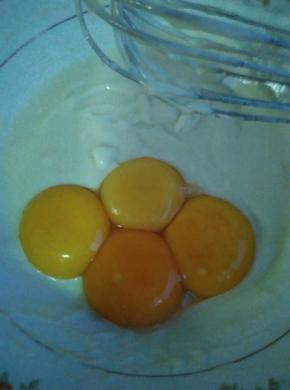 加入蛋黄搅拌均匀