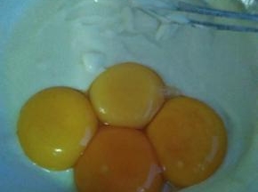 加入蛋黄搅拌均匀