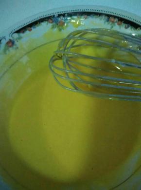 搅拌均匀的蛋糊糊备用