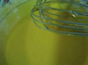 搅拌均匀的蛋糊糊备用