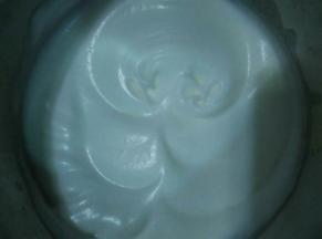 蛋白从冰箱冷藏里取出，分三次加入糖打发至硬性发泡