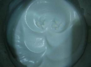 蛋白从冰箱冷藏里取出，分三次加入糖打发至硬性发泡