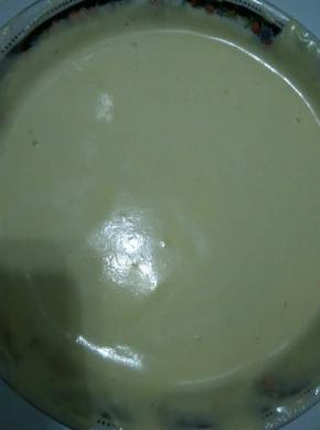 分三次加入打发好的蛋白霜，快速搅拌均匀