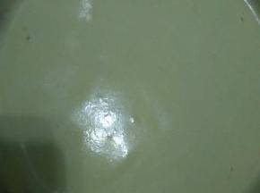 分三次加入打发好的蛋白霜，快速搅拌均匀