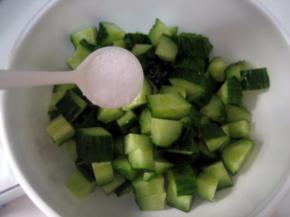 黄瓜洗净切成小方丁，加5克盐拌匀，腌制10分钟后滗出水份；