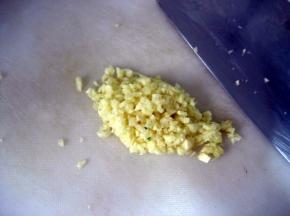 大蒜去皮，切成碎末；