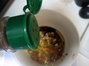 将蒜末放入碗中，依次加入陈醋、生抽、白砂糖、花椒面、花椒麻油和辣椒红油，搅拌成调
   味汁；