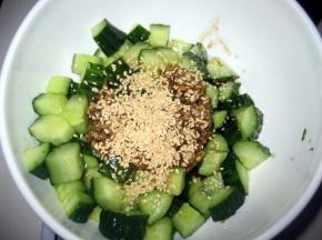 把调好的调味汁淋在黄瓜丁上，撒上熟芝麻，搅拌均匀即可。