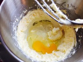 搅拌至无颗粒后，加入鸡蛋搅拌均匀