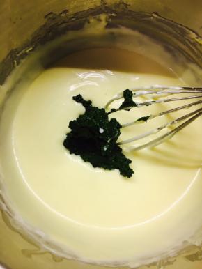 将搅拌好的抹茶酱倒入芝士糊里