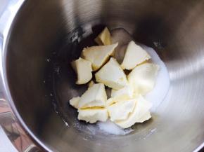 奶油奶酪室温软化，加入糖，搅拌均匀。