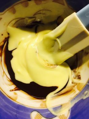 搅拌均匀后，倒入之前冷藏后的模具中，160度，70分钟