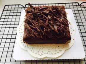 从烤箱取出冷却，不要马上脱模，密封放入冰箱四小时以上，最好过夜。然后脱模装饰