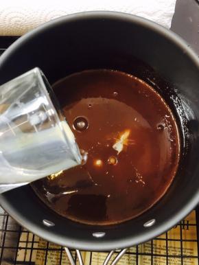 淡奶油与黑巧克力小火加热至巧克力溶化