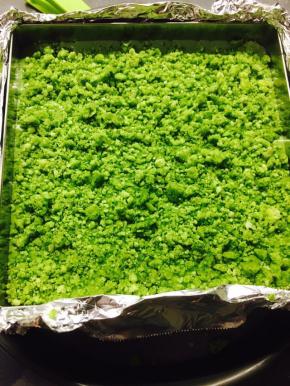 将芝士糊倒入模具，把酥粒撒在上面