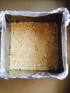 消化饼搅碎，加入溶化的黄油，放入模具用勺子压实，放入冰箱冷藏15分钟以上