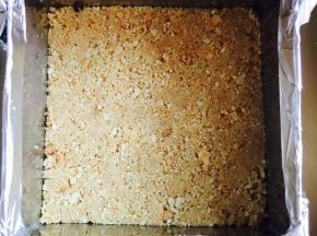消化饼搅碎，加入溶化的黄油，放入模具用勺子压实，放入冰箱冷藏15分钟以上