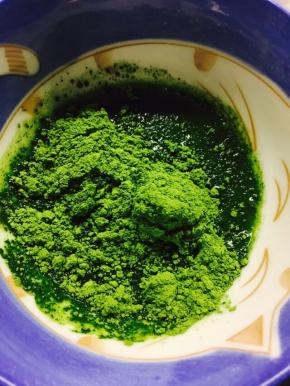 抹茶粉用热水冲开