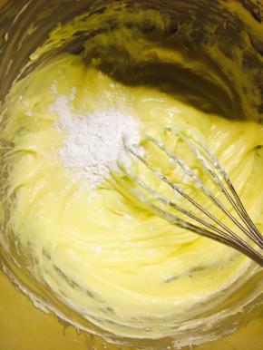 加入玉米淀粉，搅拌顺滑无颗粒