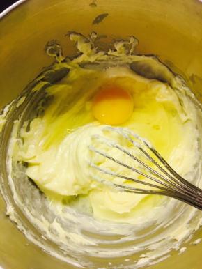 奶油奶酪室温软化后，打顺滑无颗粒，加入鸡蛋，搅拌均匀