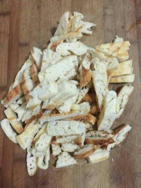 火烧馍根据自己的喜好，切成片备用！（随便切一下即可，不用切的太薄。）
