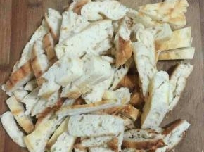 火烧馍根据自己的喜好，切成片备用！（随便切一下即可，不用切的太薄。）
