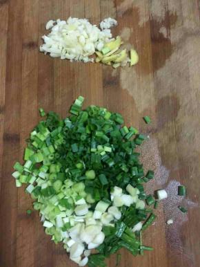 蒜瓣剥皮剁成蒜末，生姜切成丝，葱洗净切成葱花备用。
