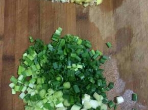 蒜瓣剥皮剁成蒜末，生姜切成丝，葱洗净切成葱花备用。
