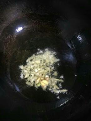 锅烧热倒入适量的油，放入生姜和蒜瓣爆出香味儿。
