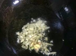锅烧热倒入适量的油，放入生姜和蒜瓣爆出香味儿。
