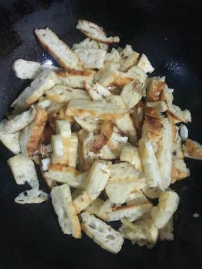 放入切好的馍片翻炒均匀。