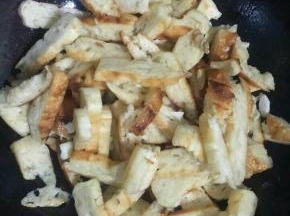 放入切好的馍片翻炒均匀。