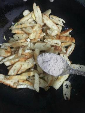 加入一勺椒盐翻炒均匀！（这个椒盐是我自己做的哦，没有椒盐的，也可以用平时我们炒菜吃的食盐。）
