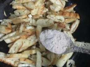 加入一勺椒盐翻炒均匀！（这个椒盐是我自己做的哦，没有椒盐的，也可以用平时我们炒菜吃的食盐。）
