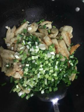 这个时候可以吧葱花放进去一起翻炒片刻！
