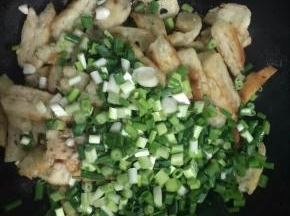 这个时候可以吧葱花放进去一起翻炒片刻！
