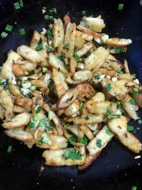 起锅前加入适量的孜然粉和鸡精调味即可！
