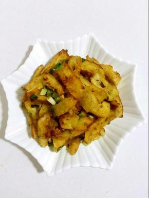 做好的孜然馍片，椒香酥脆，还带着浓浓的孜然味儿，非常的香哦，我家几个宝贝抢着吃呢！

