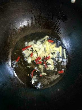 锅烧热倒入适量的油，放入生姜，蒜瓣，干辣椒爆香！
