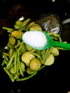 加入一勺盐翻炒均匀！