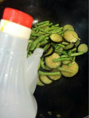 加入一勺香醋翻炒均匀！

